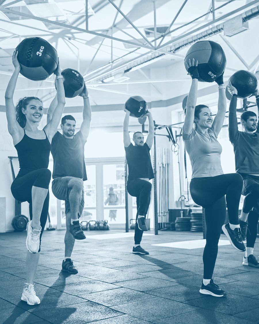 Groepsles met medicine balls, samen trainen aan kracht en weerbaarheid