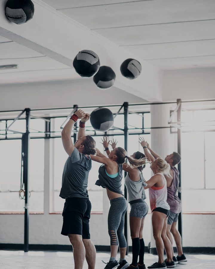 Groepstraining met medicine balls in het performance center