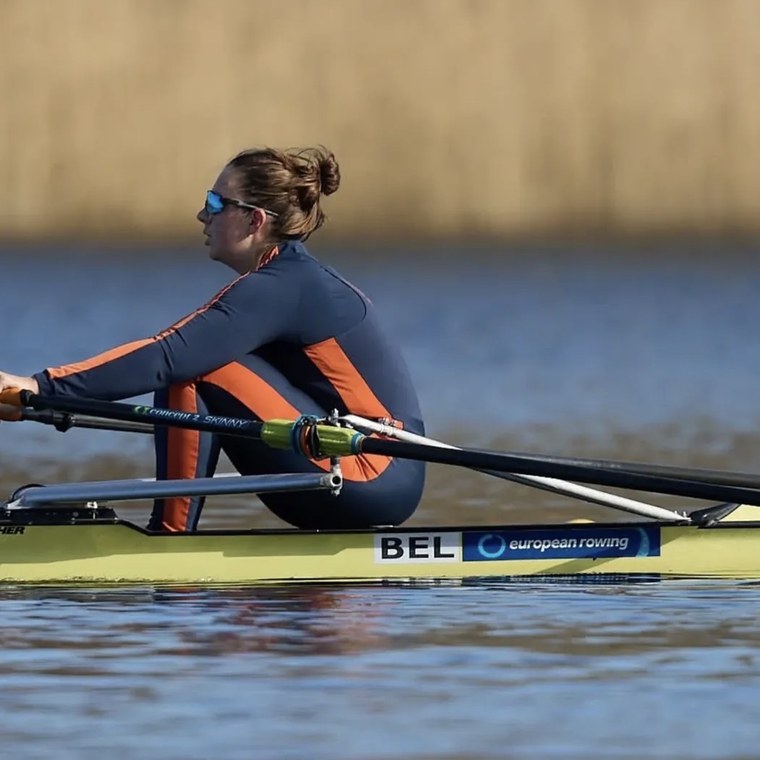 Roeister in de skiff op het water