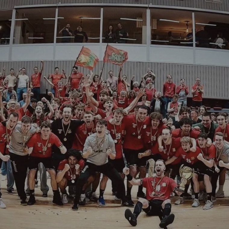 Ploeg van Handbalclub Sasja viert de titel